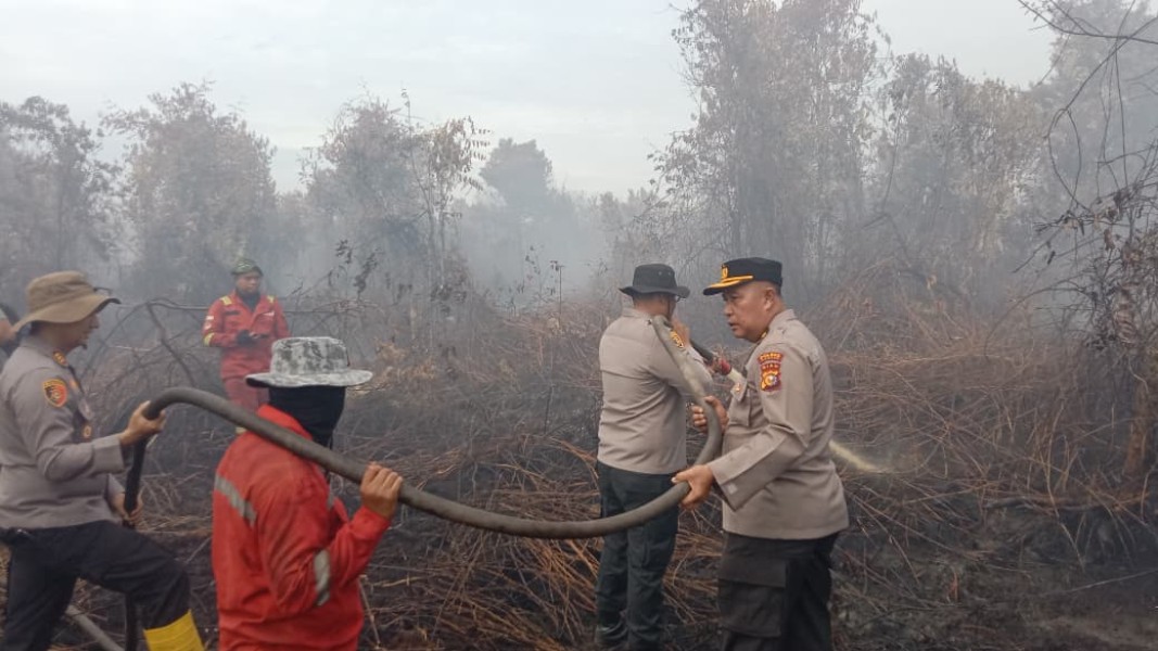 Kapolres Kampar 'Turun Tangan' Dinginkan Lahan Bekas Karhutla Dekat Perumahan Warga, Pastikan Aman!