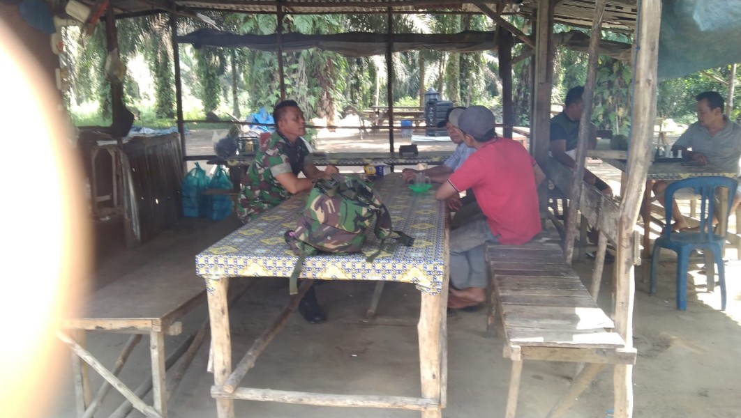 Babinsa Koptu Togi Sitorus Laksanakan Komsos Ajak Warga Jaga Kesehatan dan Kebersihan Lingkungan