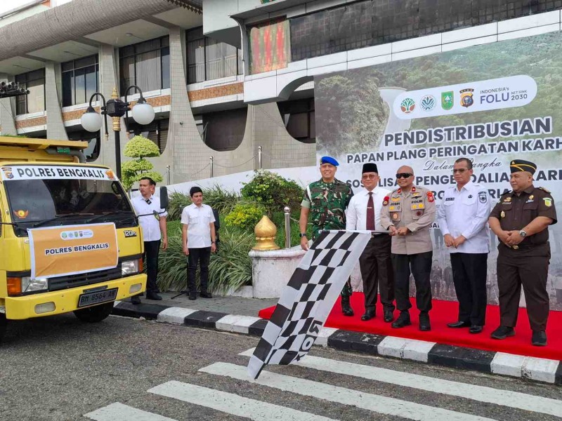 Pemprov Riau Distribusikan Plang Peringatan Karhutla ke Daerah