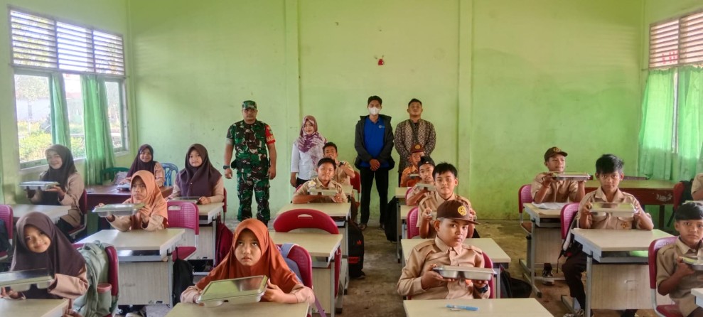 Dukung Generasi Sehat, Babinsa Koramil 06/Kateman Kawal Kegiatan MBG