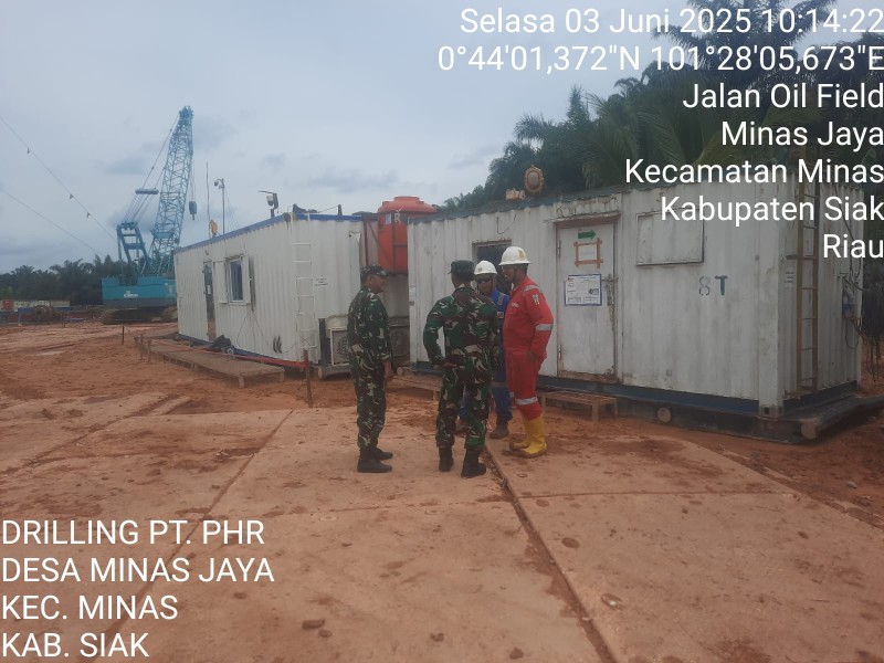 Babinsa 03/Minas Gelar Patroli Rutin di Lokasi Pengeboran PT PHR Minas, Pastikan Keamanan Terkendali