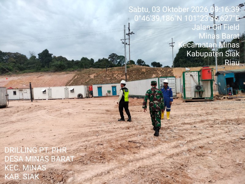 Babinsa Sertu Joko Purnomo dan Serda Wiki Patroli Lokasi Drilling di Minas Barat