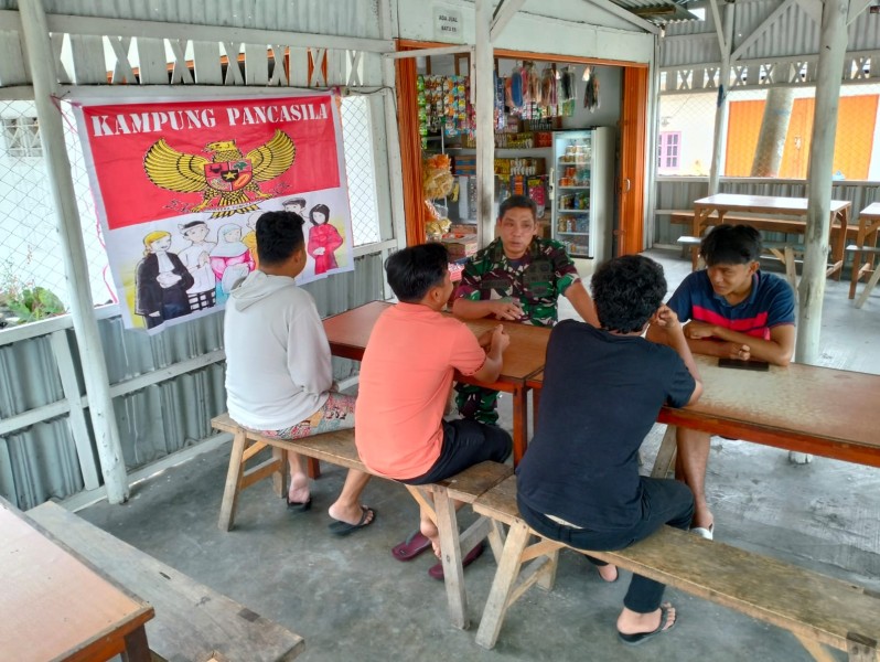 Babinsa Koramil 04/Perawang Ajak Warga Kampung Pancasila Maredan Barat Hayati dan Amalkan Nilai-Nilai Pancasila