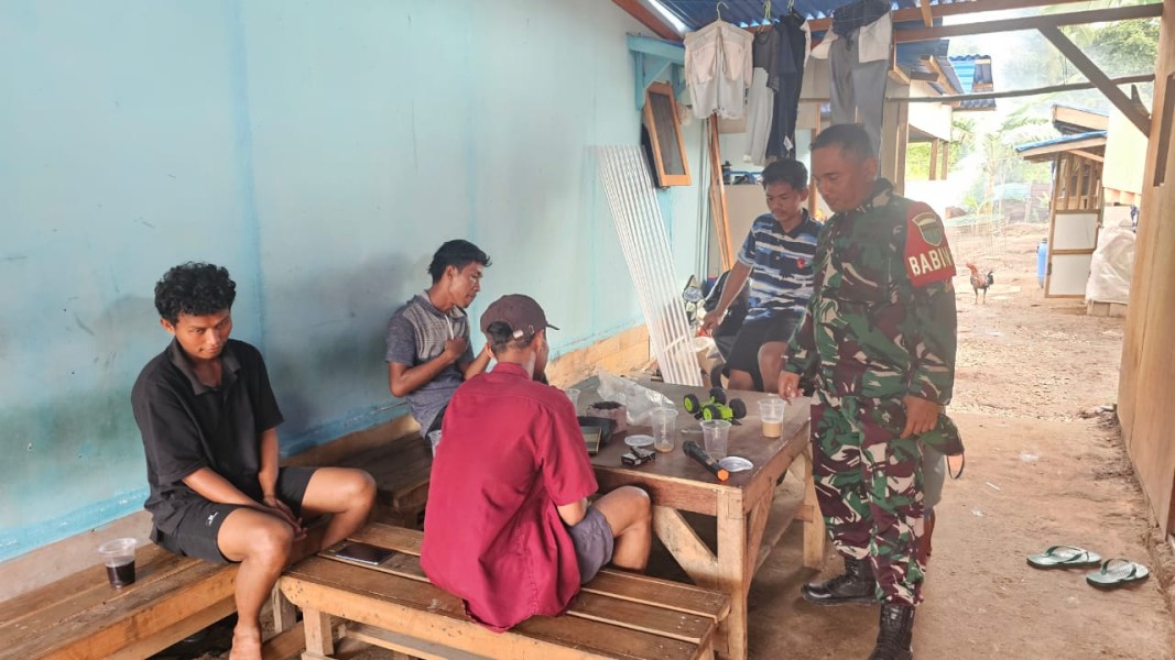 Babinsa Ajak Pemuda Desa Air Tawar Jaga Lingkungan Kondusif dan Hindari Pengaruh Negatif