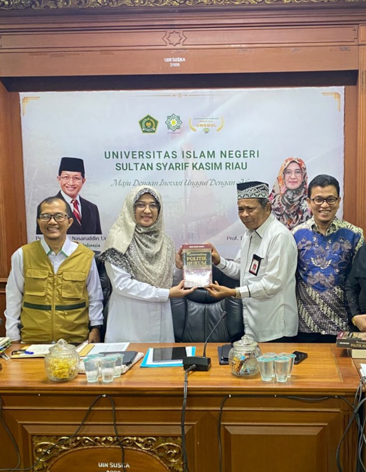 Menjelang Pensiun, Karo AAKK UIN Suska Riau Luncurkan Buku Monumental “Teori Baru
