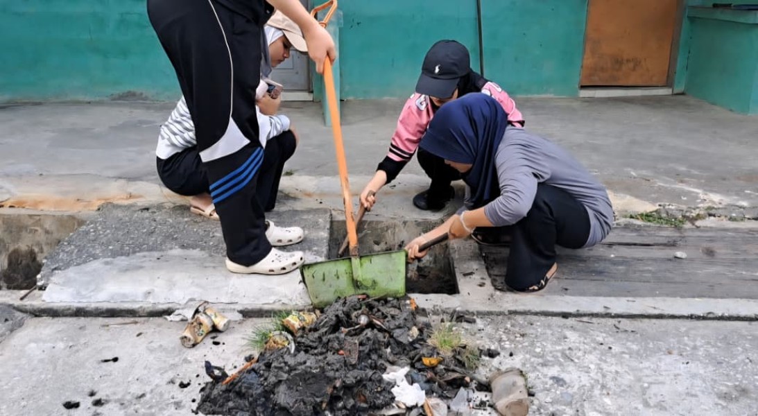 Mahasiswa KKN Universitas Abdurrab dan Warga Sri Meranti Kompak Bersihkan Lingkungan