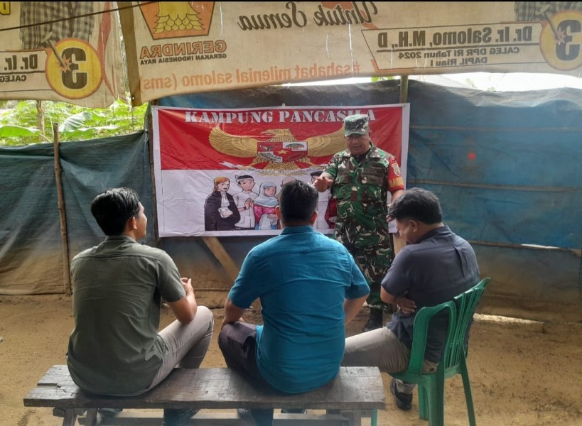 Babinsa Sertu Venus Luberto Sosialisasikan Nilai-Nilai Pancasila kepada Warga Kampung Pancasila Perawang Barat