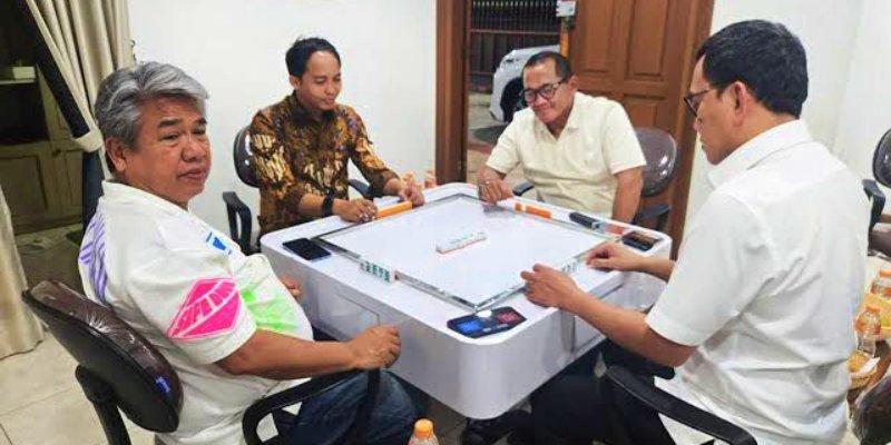 Viral! Menteri Kehutanan Asal Riau Main Domino Sama Tersangka Pembalakan Liar