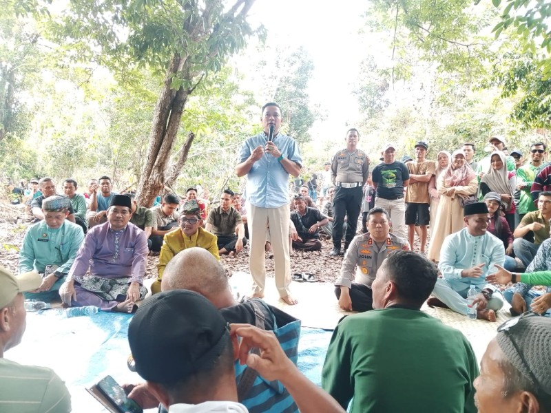 Wakil Bupati Pelalawan dan Kapolres Pelalawan Berdiskusi dengan Masyarakat Nelayan Desa Mak Teduh