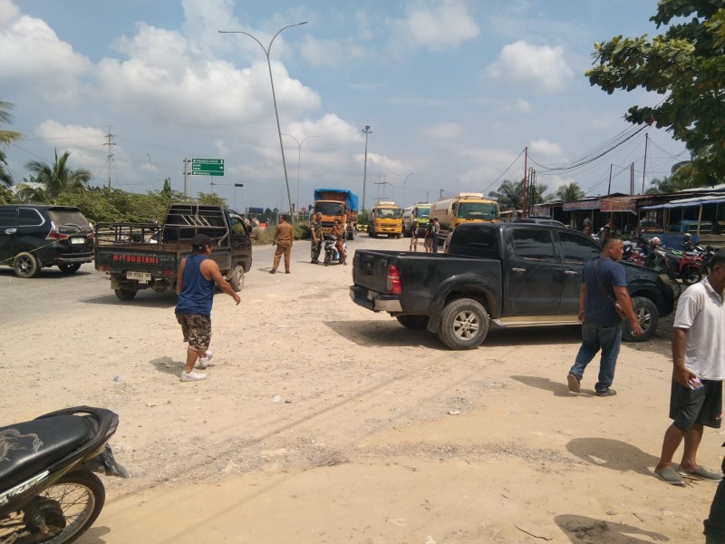 Warga Blokir Jalan Minas–Perawang, Tagih Janji Perbaikan Pemprov Riau