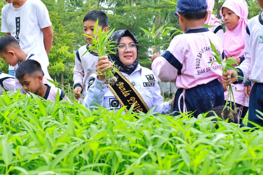 Bupati Afni Ajak Pelajar PAUD Sains Tahfidz Islamic Center Panen Sayuran, Semangat Baru di Rumah Rakyat