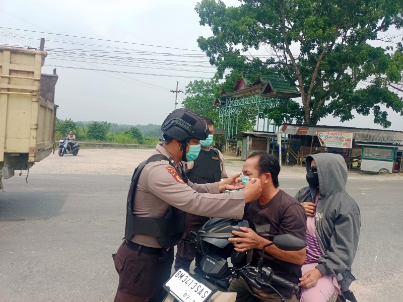 Polsek Minas Selalu Rutin Bagikan Masker kepada Warga Guna Antisipasi Dampak Kabut Asap