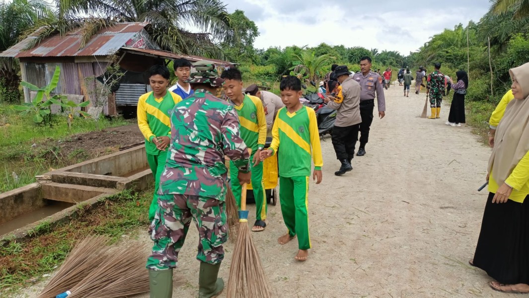 Peringati HUT Kodam XIX/Tuanku Tambusai, Koramil 03/Sungai Sembilan Gotong Royong Bersihkan Saluran Air