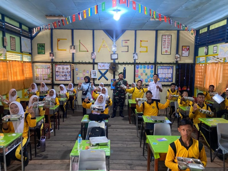 Dukung Gizi Anak Sekolah, Koramil 06/Kateman Dampingi Program MBG