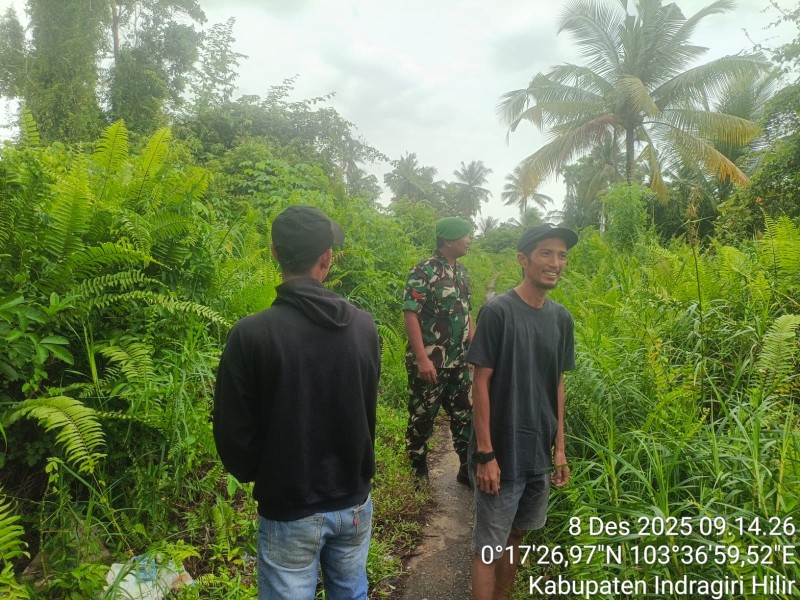 Babinsa Koramil 06/Kateman Gelar Patroli Tapal Batas di Desa Makmur Jaya