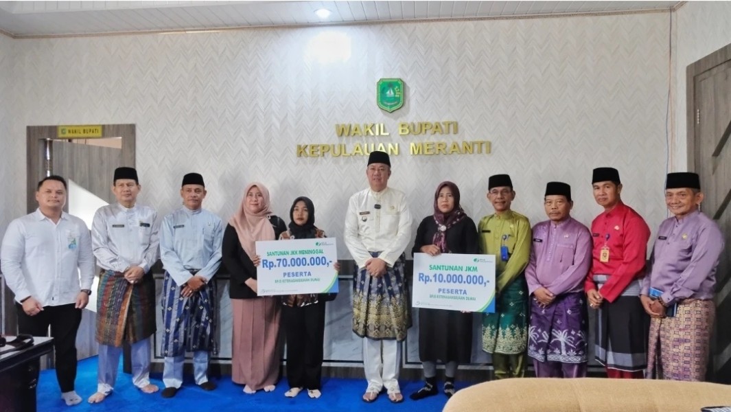 Wabup Muzamil Serahkan Manfaat Klaim BPJS Ketenagakerjaan bagi Pekerja Rentan di Meranti