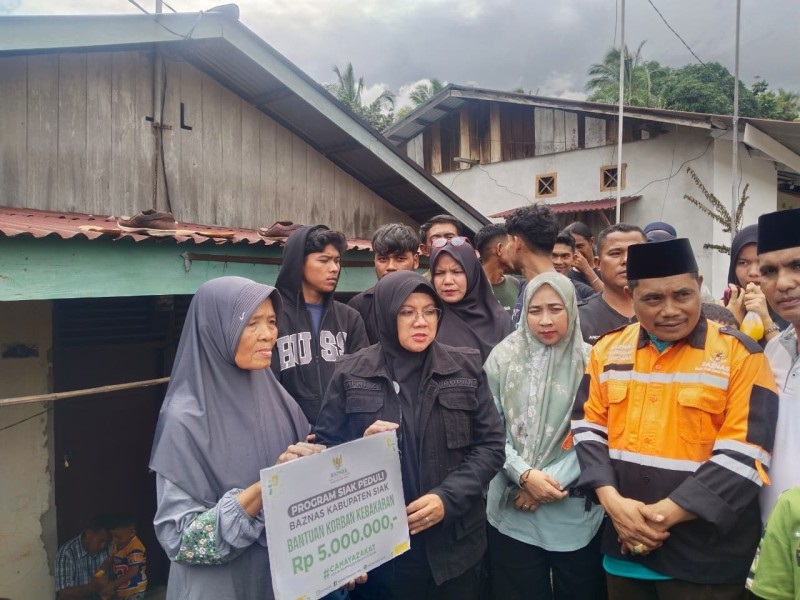 Bupati Siak Tinjau Kebakaran di Minas, Salurkan Bantuan untuk Warga