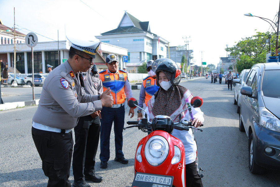 Sat Lantas Polres Inhil Bagi Bagi Helm