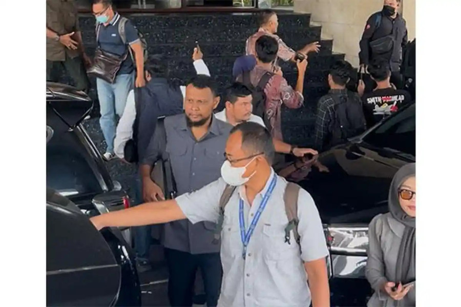 Dikawal Brimob Senjata Lengkap, KPK Amankan Sekda Riau dan Kabag Protokol