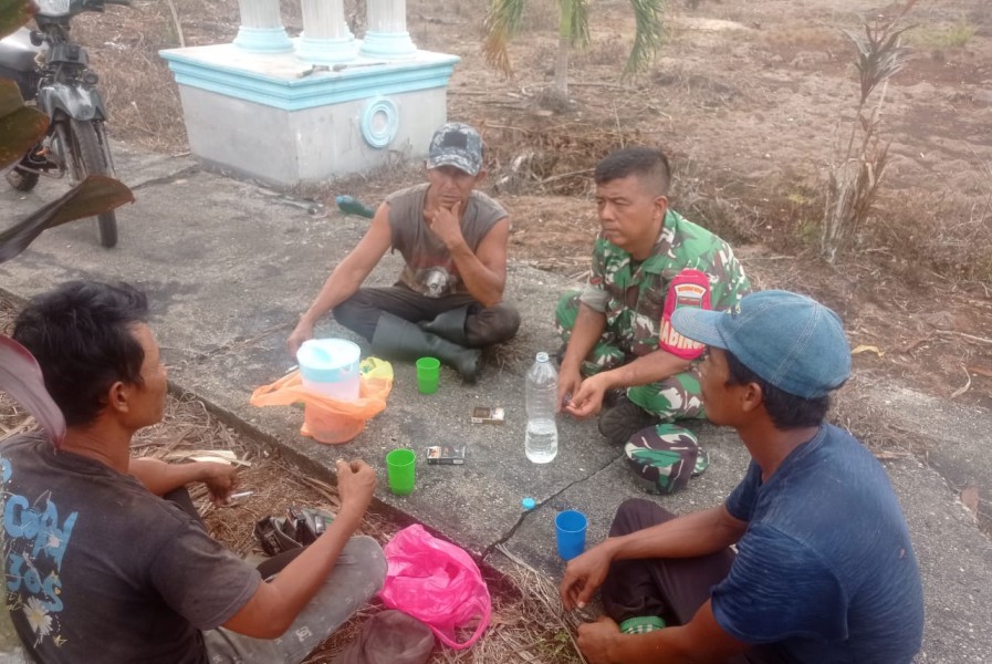 Babinsa Sertu Ferry Sinaga Jalin Keakraban dengan Warga Sumber Sari Jaya