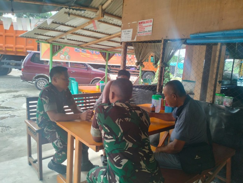 Babinsa Serda Holmes Pasaribu Ajak Warga Muara Bungkal Peduli Kesehatan Lewat Komsos