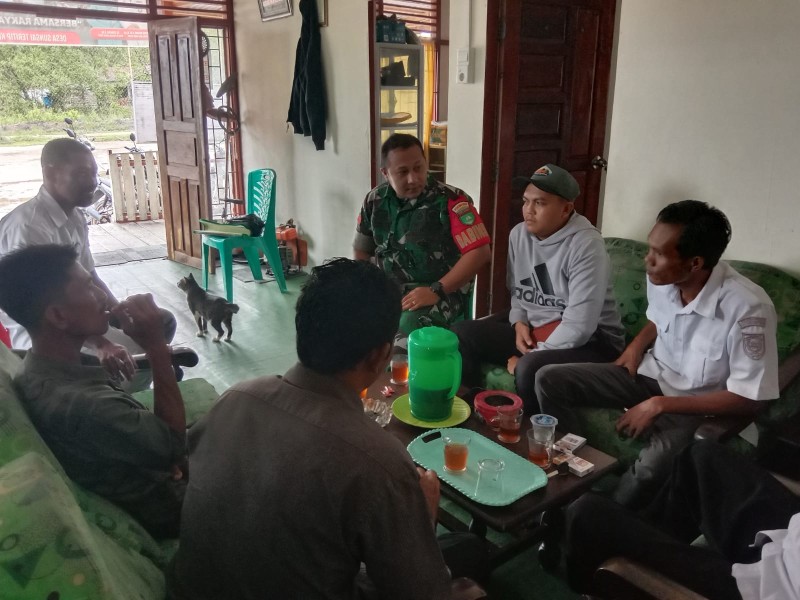 Babinsa Koramil 06/Kateman Jalin Silaturahmi dengan Warga, Ajak Hindari Narkoba dan Judi Online