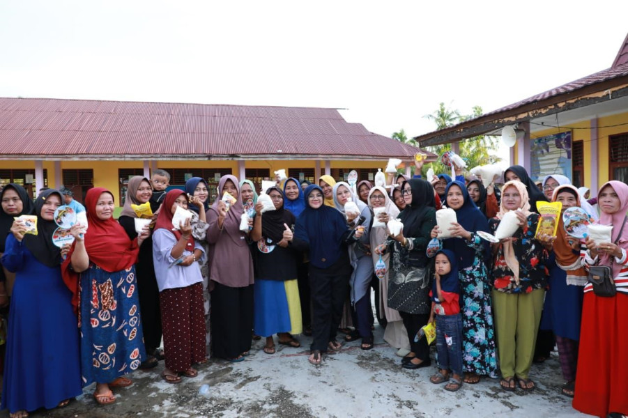 Safari Jumat Berkah di Teluk Lanus, Bupati Afni Hadir Langsung Serahkan Bantuan Zakat Baznas Jelang HUT Siak ke-26
