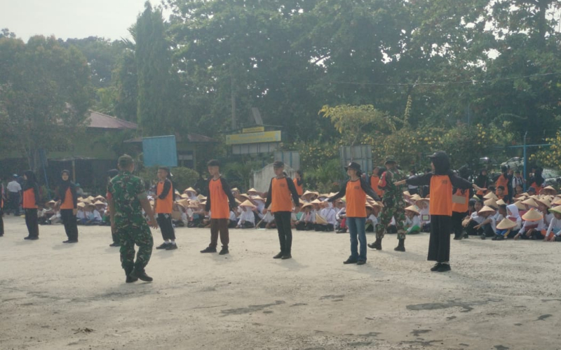 Tanamkan Disiplin Sejak MPLS, Babinsa Latih Ratusan Siswa SMPN 3 Dumai Baris-Berbaris