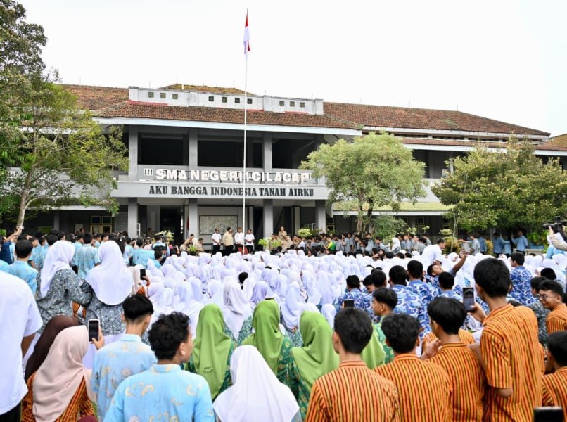 Prabowo Targetkan 288 Ribu Sekolah Rampung Diperbaiki 2028, Siap Wujudkan Smart Classroom