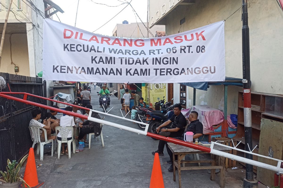 Pasca Rusuh, Warga Buat Portal dan Tutup Akses Jalan Masuk Rumah Sahroni