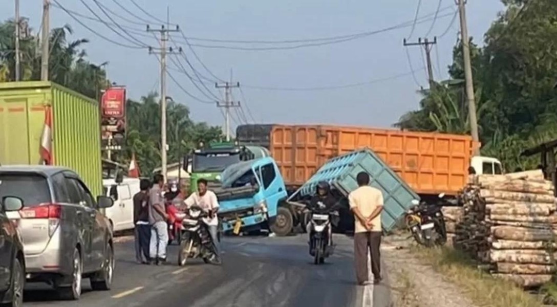 Geger di Palas! Truk Ringsek Parah, Bak Hijau Terlepas dalam Lakalantas Libatkan 3 Kendaraan