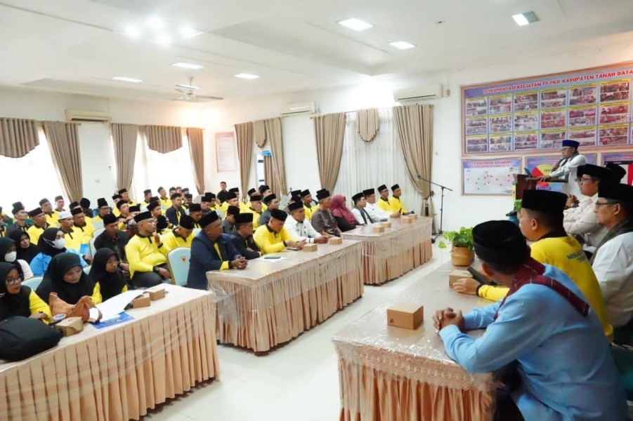 Bupati Eka Putra Didampingi Wabup Ahmad Fadly melepas Kafilah dan Official MTQ Kabupaten Tanah Datar bertarung  di tingkat Propinsi.