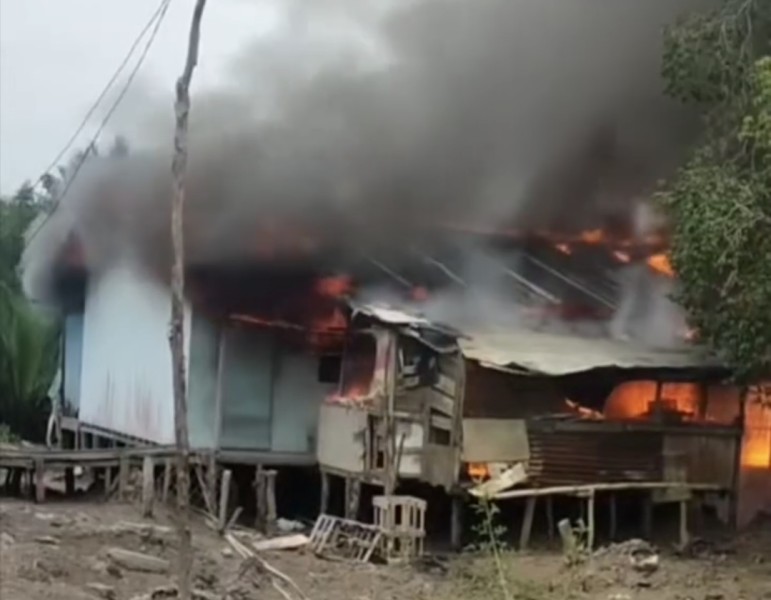 Asap Tebal dan Api Membumbung Tinggi, Warga Pulau Burung Panik Saat Kontrakan Terbakar