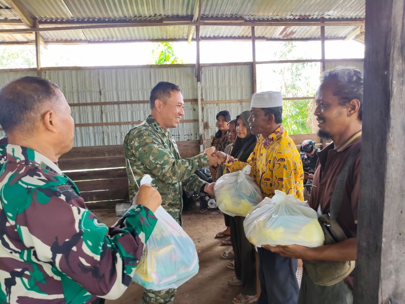 Peduli Warga, Dandim 0320 Dumai Serahkan Bantuan Sembako kepada Masyarakat