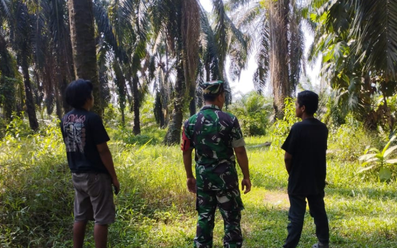 Babinsa Lubuk Gaung Sosialisasikan Bahaya Karhutla kepada Warga