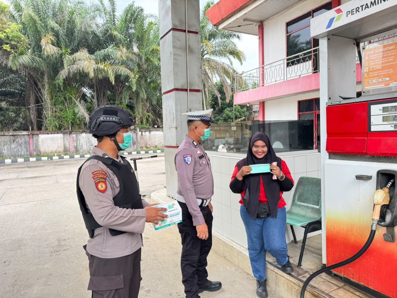 Polsek Minas Bagikan 100 Masker di SPBU KM 40 untuk Lindungi Warga dari Dampak Kabut Asap