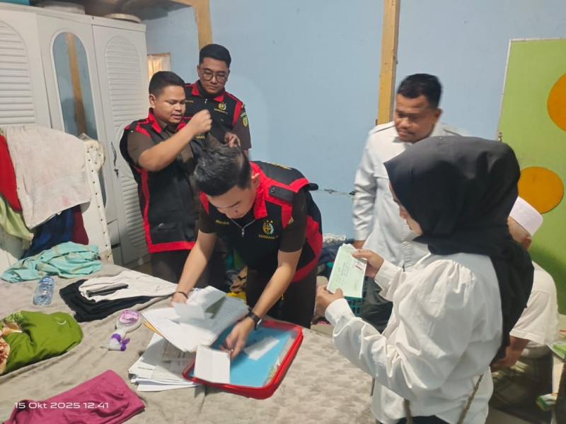 Kejari Kampar Geledah Rumah Saksi Kasus Korupsi KUR BNI Bangkinang 2019-2023, Amankan Dokumen Hingga Airsoft Gun