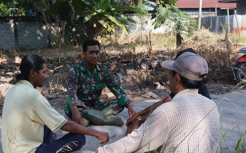 Babinsa Koramil 03/Sungai Sembilan Jalin Kedekatan dengan Warga Melalui Komunikasi Sosial
