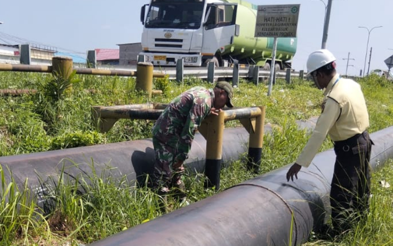 Cegah Gangguan Keamanan, Babinsa Koramil 02 Bukit Kapur Patroli Jalur Pipa Migas