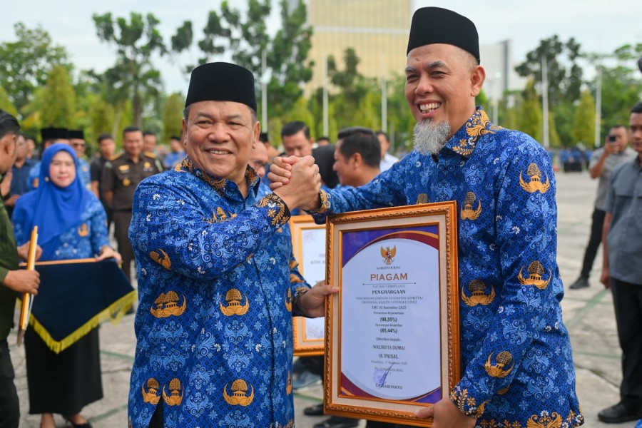 UHC Tembus 98,55%, Wali Kota Paisal Terima Penghargaan dari Plt. Gubernur Riau