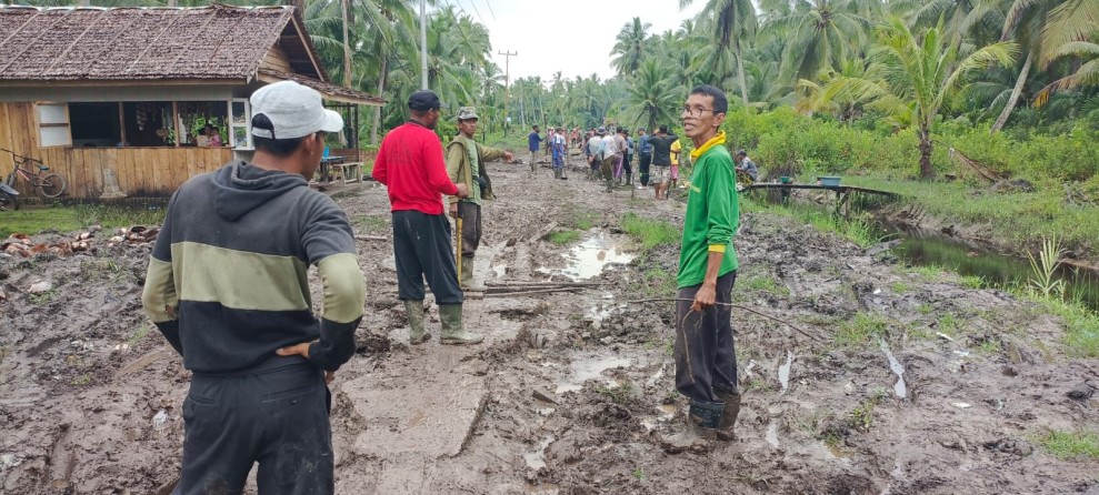 Desa Teluk Bakau Minta Perhatian Pemkab Pelalawan Untuk Perbaikan Jalan Utama