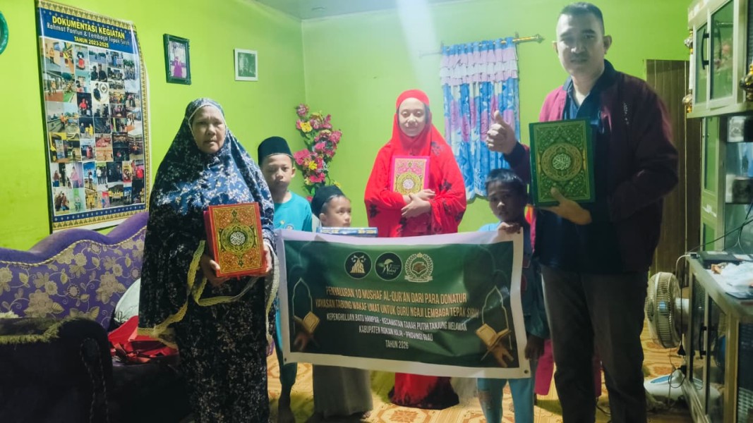 Lembaga Tepak Sirih Salurkan 10 Mushaf Al-Qur'an untuk Guru Ngaji di Rokan Hilir, Dukung Syiar Islam