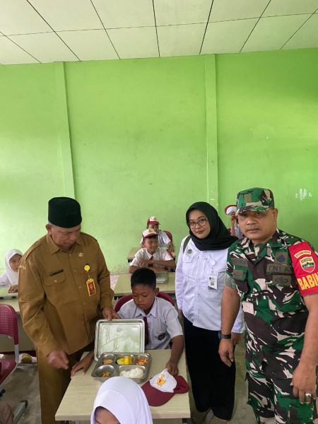 Dukung Program Pemerintah, Babinsa Koramil 06/Kateman Kembali Dampingi Kegiatan Makan Bergizi Gratis di Sekolah