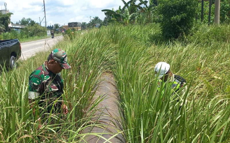 Babinsa Koramil 02 Pantau Keamanan di Jalur Pipa Minyak