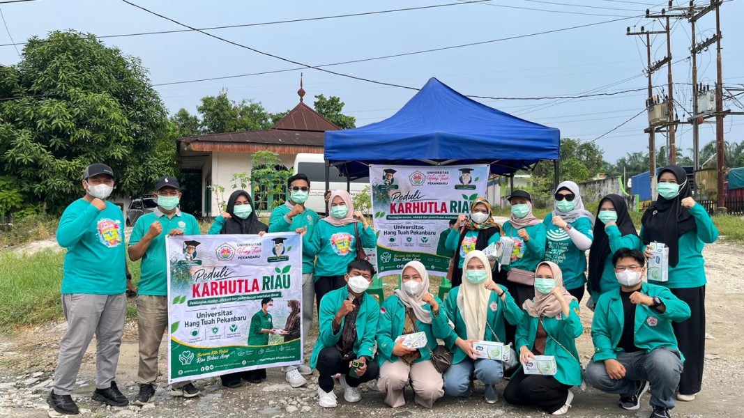 Kabut Asap Karhutla Mengancam, UHT Pekanbaru dan Dinkes Riau Turun Langsung Bagikan Masker ke Warga