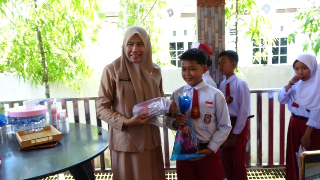 Wakil Bupati Inhil Yuliantini Terima Kunjungan Study Tour SDN 10 Pengalihan Keritang