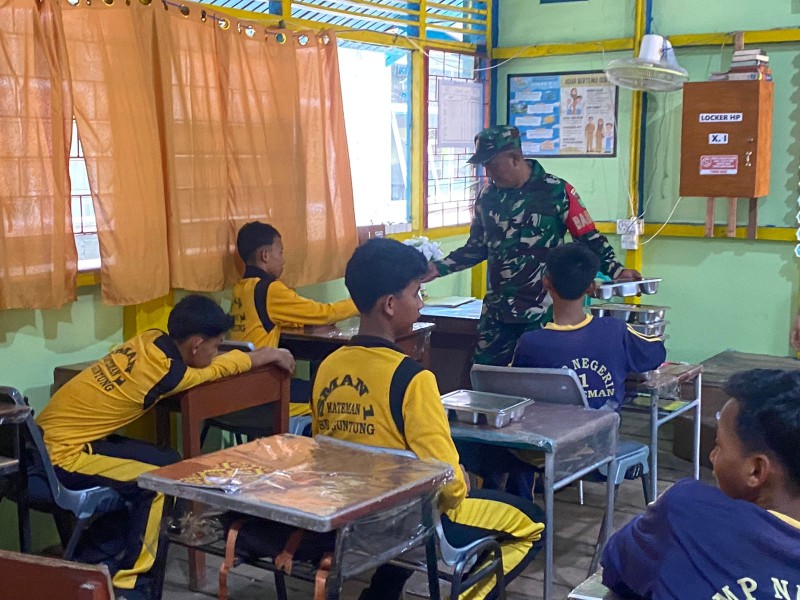 Babinsa Koramil 06/Kateman Dampingi Program Makan Bergizi Gratis untuk Anak Sekolah
