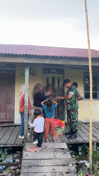 Jumat Berkah, Kodim 0314/Inhil Salurkan Bantuan untuk Anak Penderita Gizi Buruk di Pulau Palas