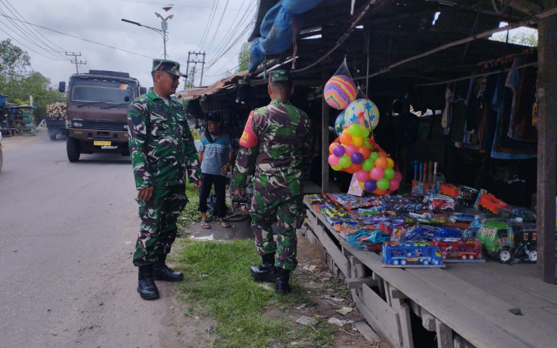 Dua Babinsa Koramil 03 Sungai Sembilan Laksanakan Patroli Keamanan