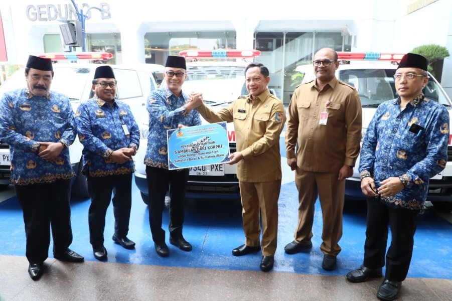 Korpri Serahkan Lima Ambulans untuk Korban Bencana Sumatera